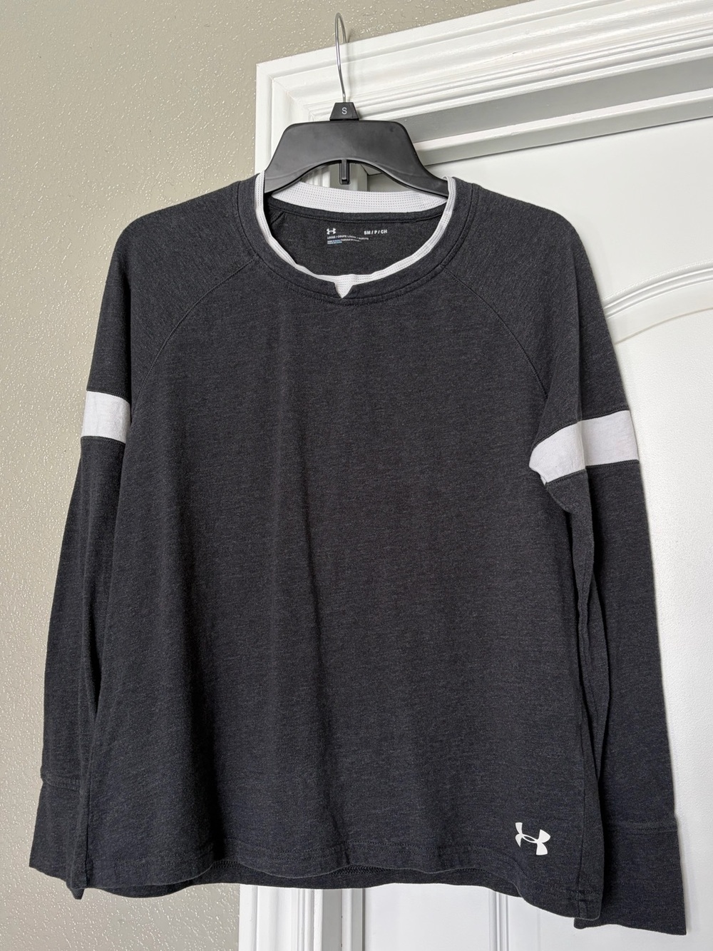 Under Armour Women’s Dark Gray Long-Sleeve Crew with White Sleeve Bands, S
